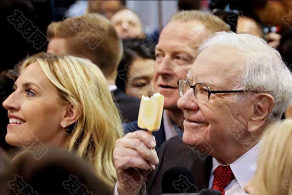 2024年11月08日:随着巴菲特卖出更多股票与冻结回购 伯克希尔哈撒韦公司的现金储备超过3000亿美元