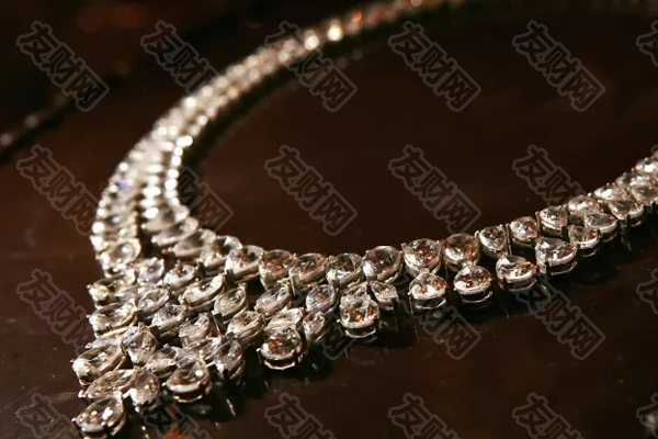 2024年12月30日:由于需求下滑 戴比尔斯建立了自2008年金融危机以来的钻石库存